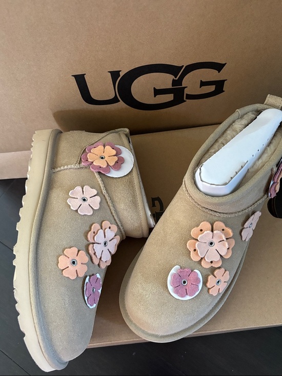 UGG Shoes - UGG CLASSIC ULTRA MINI FLEUR IN MUSTARD SEED SZ 7,8 NEW IN BOX!